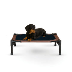 Cama elevada para perro K&H Pet Products con malla transpirable para días cálidos.