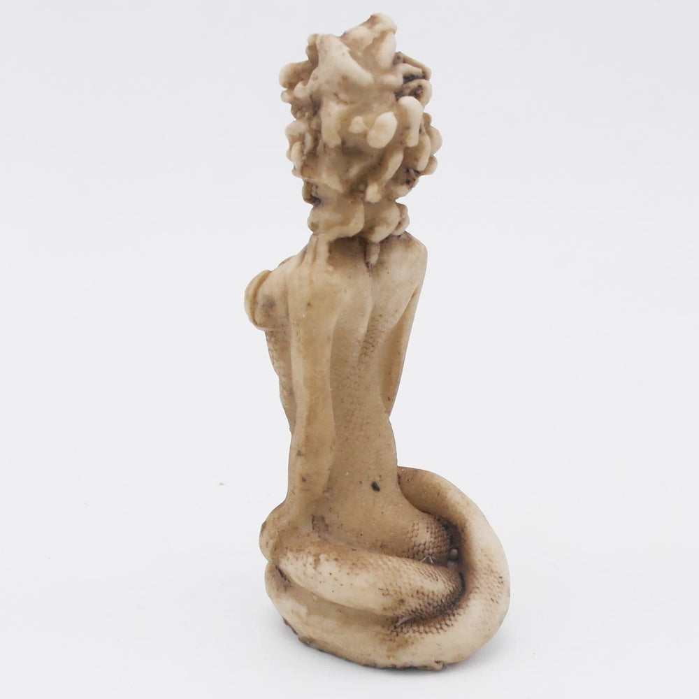 Medusa de diseño antiguo para terrario, de Kocris Casa, aporta ambiente histórico sin complicaciones.