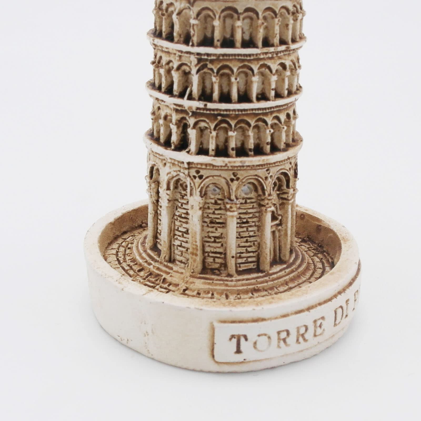 Escena ambiental para acuario con la Torre Pisa de Kocris Casa.