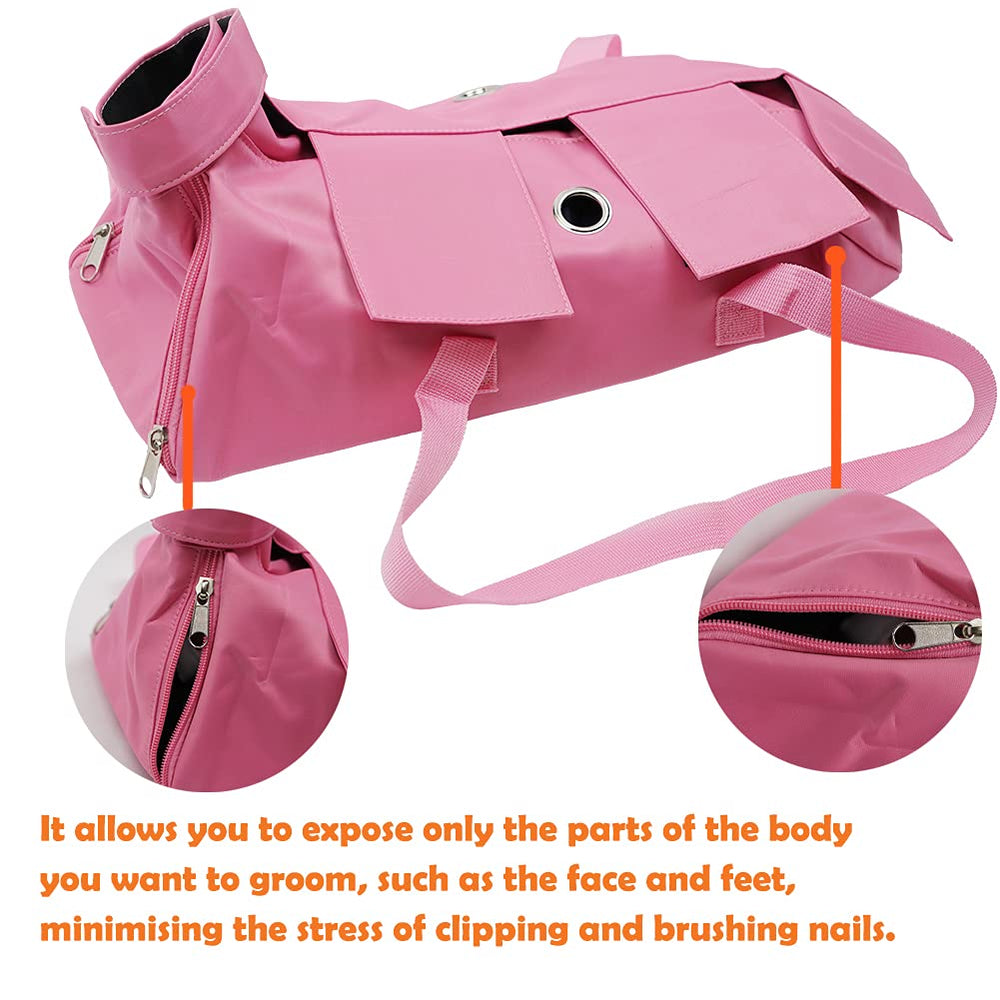 Kukaster Pet bolsa rosa para cuidado de ojos, sujetando suavemente durante limpieza.