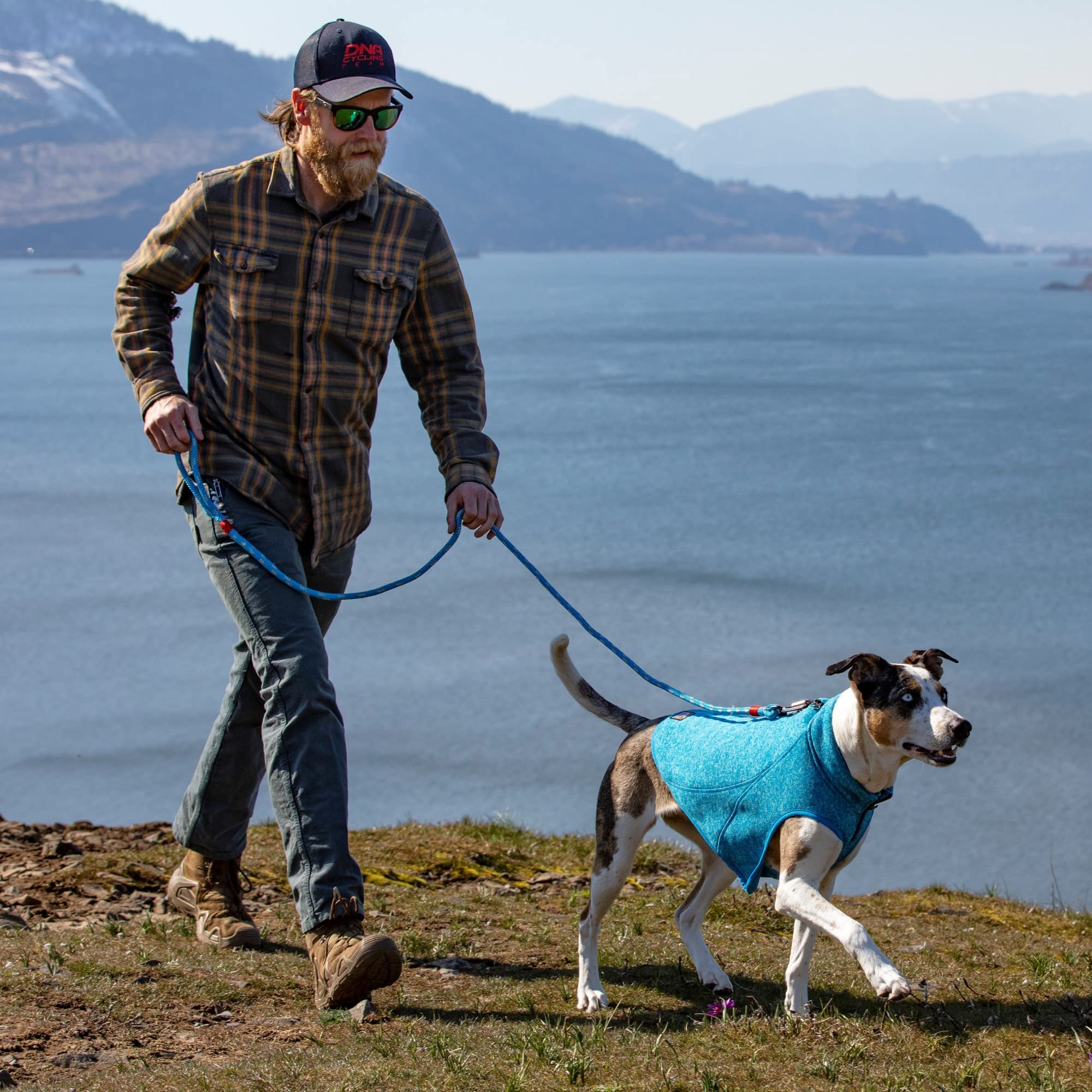 Kurgo K9 Core Sweater, uso como capa aislante, ideal para combinar con otras prendas.