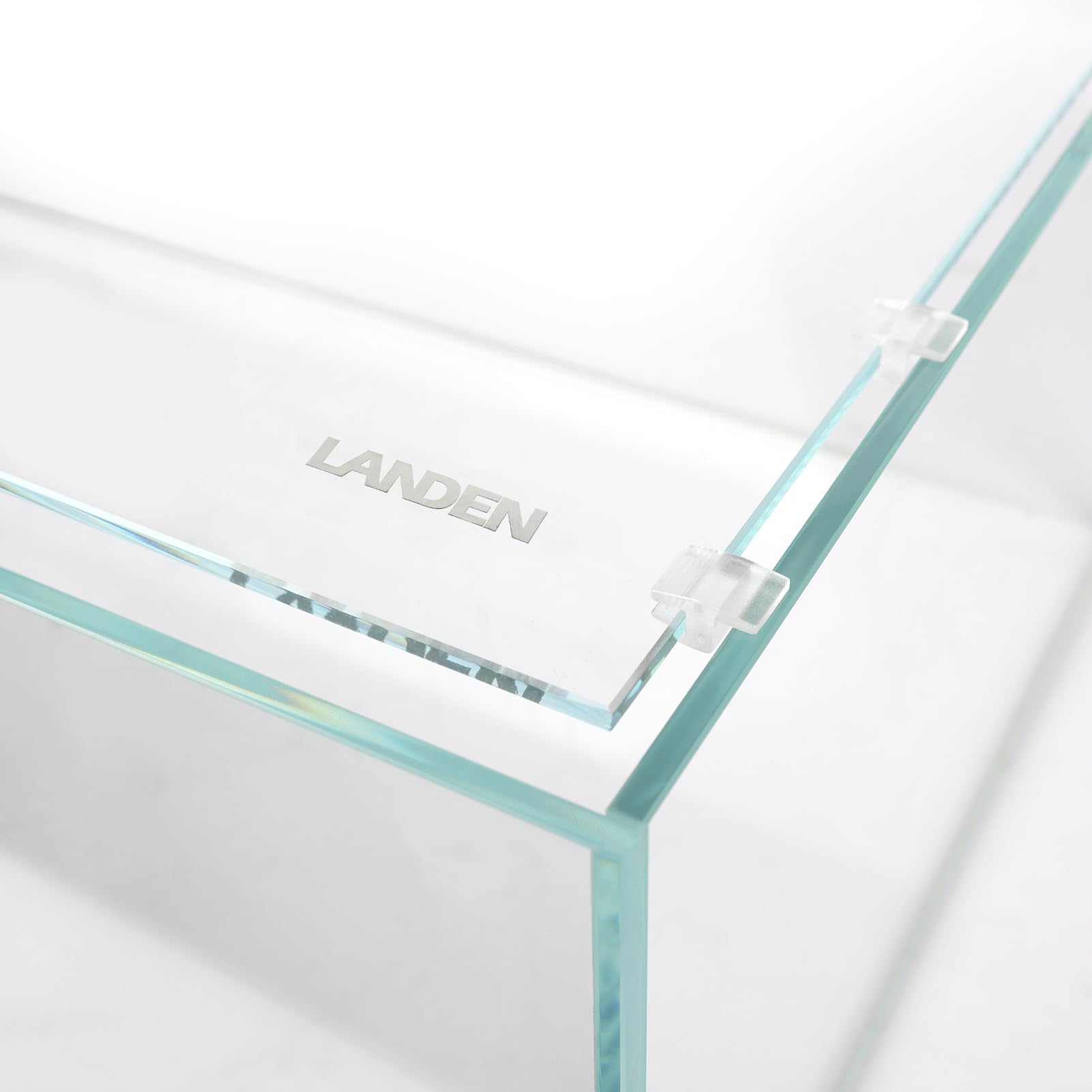 LANDEN diseño estético de tapa que realza el acuario.