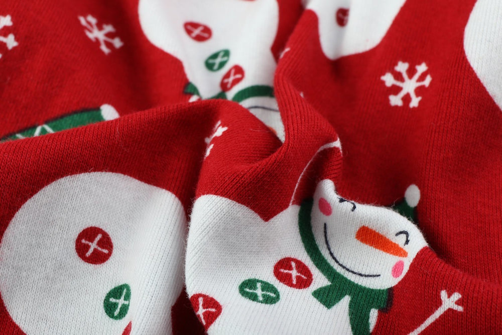 Detalle de costuras resistentes en pijama navideño de Lanyarco para durabilidad
