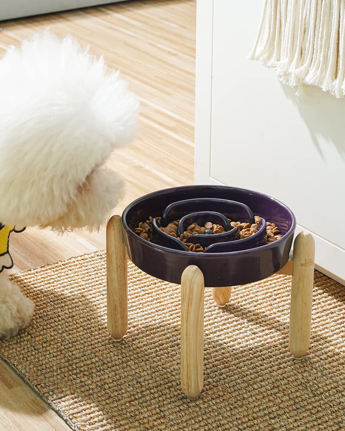 Soporte de madera LE TAUCI eleva el cuenco para una postura cómoda al comer.