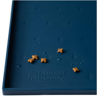 Alfombrilla Leash Boss impermeable para comida de perros y gatos protegiendo el suelo.