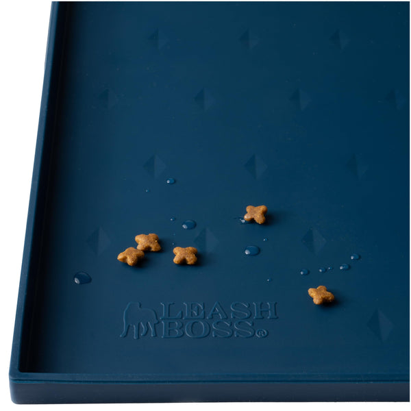 Alfombrilla Leash Boss impermeable para comida de perros y gatos protegiendo el suelo.