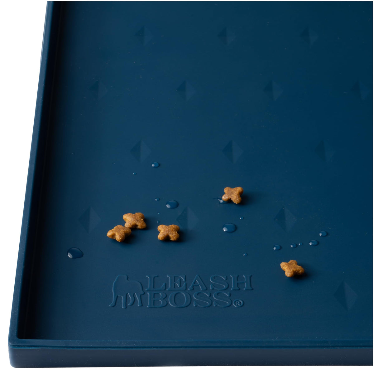 Tapete impermeable Leash Boss para alimentos de perros y gatos; protege suelos.