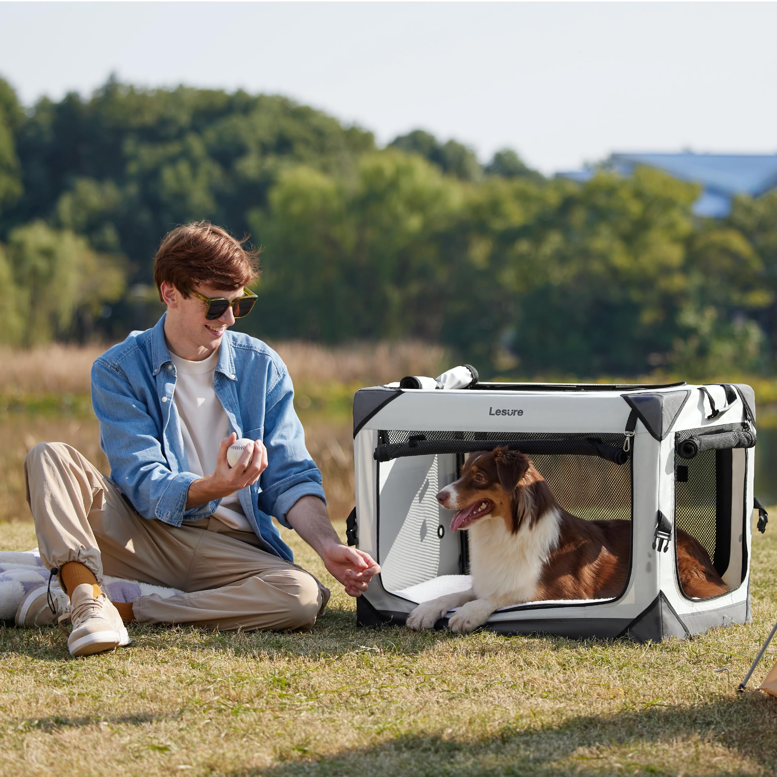 LE SURE jaula plegable para viajes ligeros con perro mediano.
