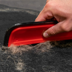 Detalle Lilly Brush Pro en alfombrillas del coche, pelos incrustados salen con facilidad.