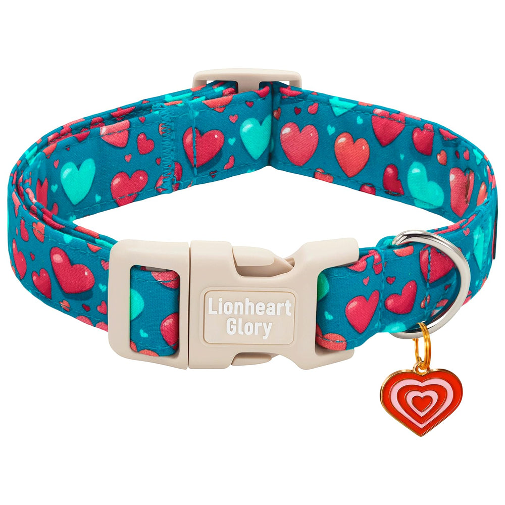 El collar Lionheart Glory para San Valentín con corazón azul, ideal para paseos y sesiones de fotos.