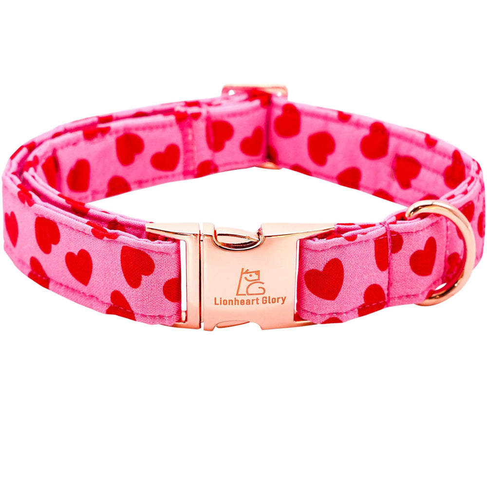 Collar Lionheart Glory con corazones rojos, vista frontal para estilo.