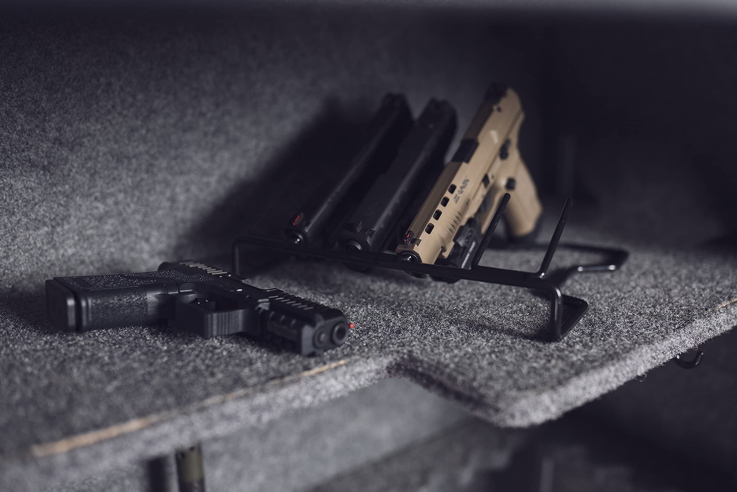 Lockdown admite calibres variados para pistolas, con almacenamiento ordenado.