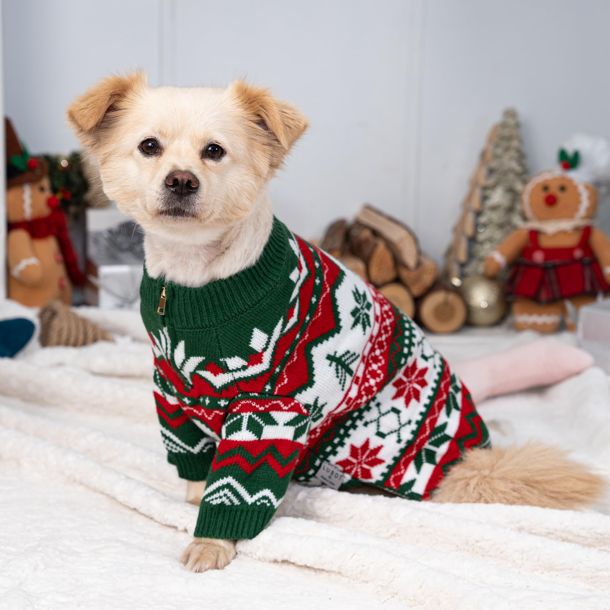 Modelo luciendo la sudadera LUBOT, mostrando ajuste cómodo y estilo navideño.