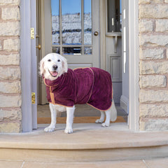 Bata Lucky Pooch de microfibra suave para pelaje cómodo.