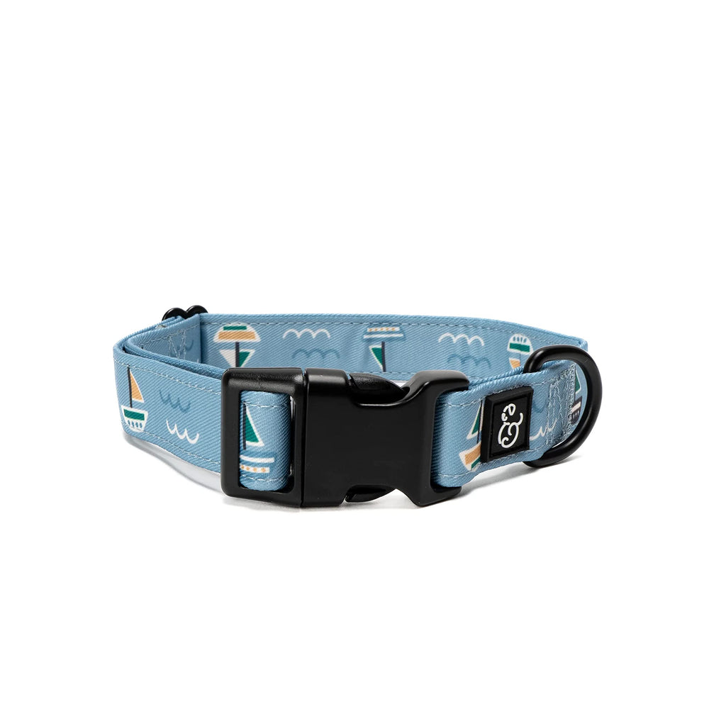 Lucy & Co. collar ajustable azul con veleros verdes y amarillos, ideal para paseos activos
