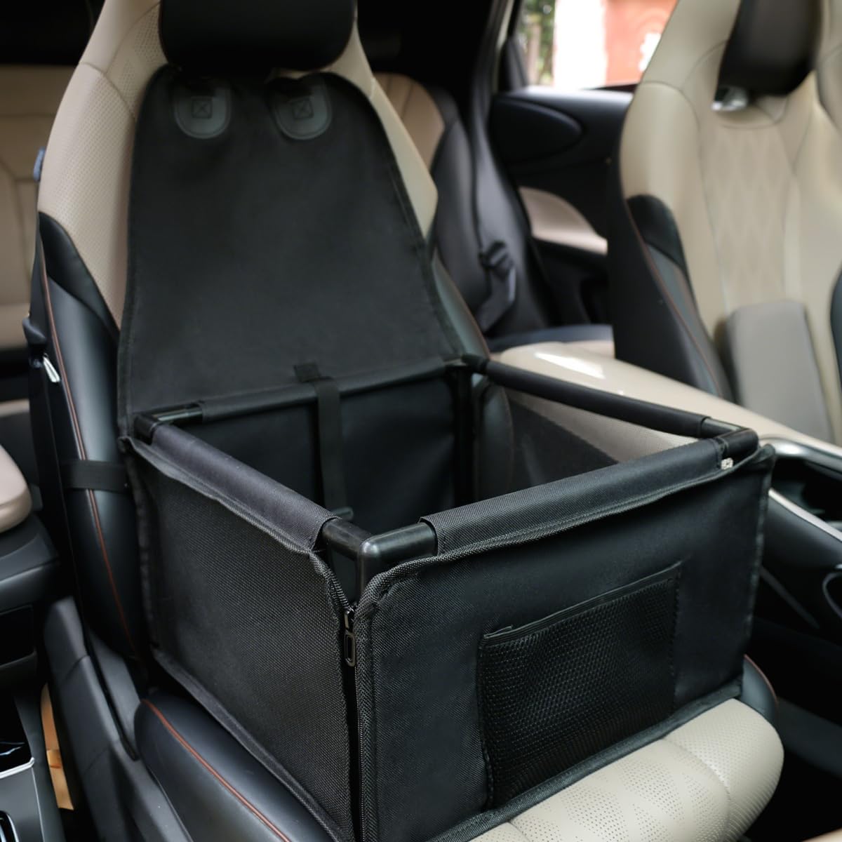 Asiento Luvaevora para perros pequeños en coche, ideal para uso en el asiento delantero.