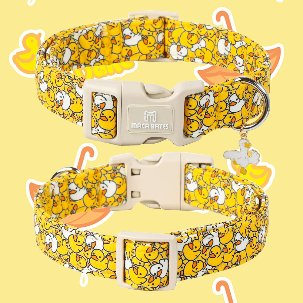 Collar M MACA BATES con pato amarillo, detalle del charm para capturar atención.