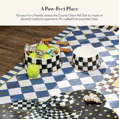 Detalle en esmalte negro y blanco Courtly Check para mascotas, ideal para decoración elegante.