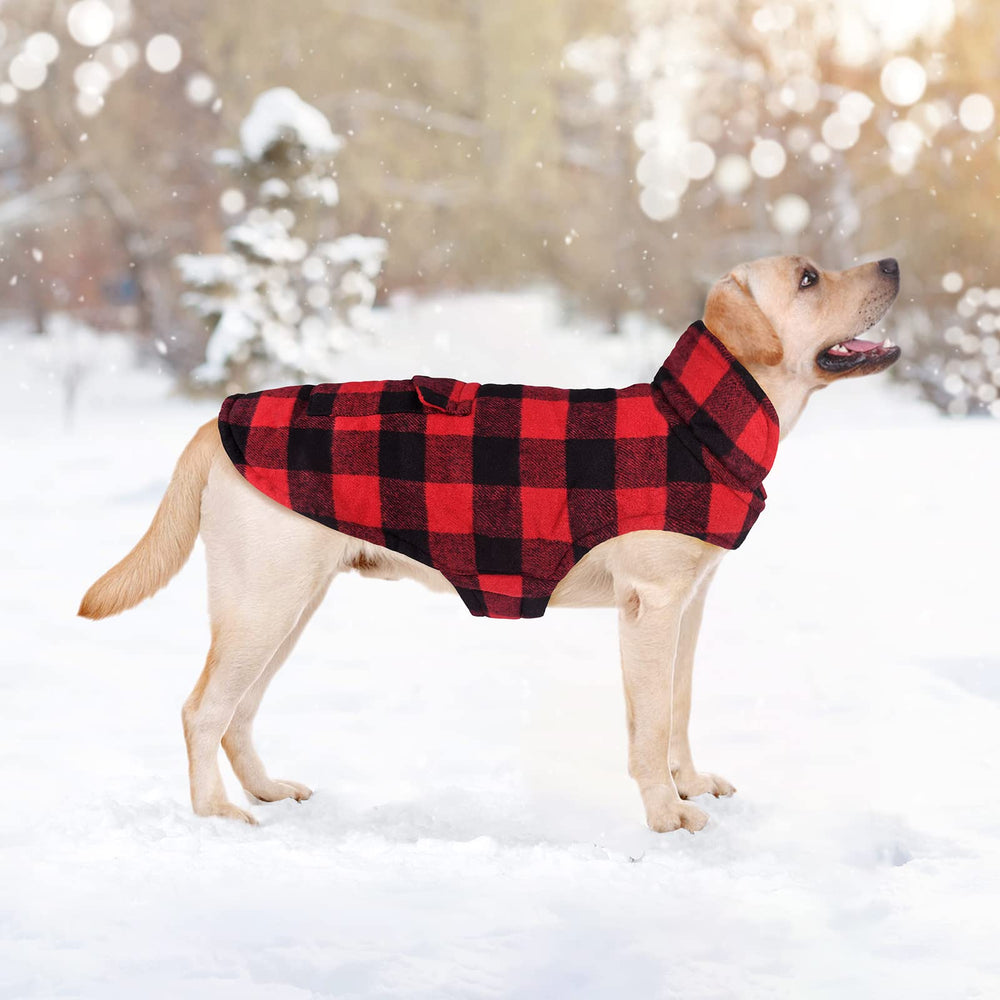 Malier capa para perro con bolsillo trasero para accesorios prácticos.