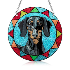 Marwey teckel, ornamento de vidrio teñido para ventana que ilumina con colores cálidos.