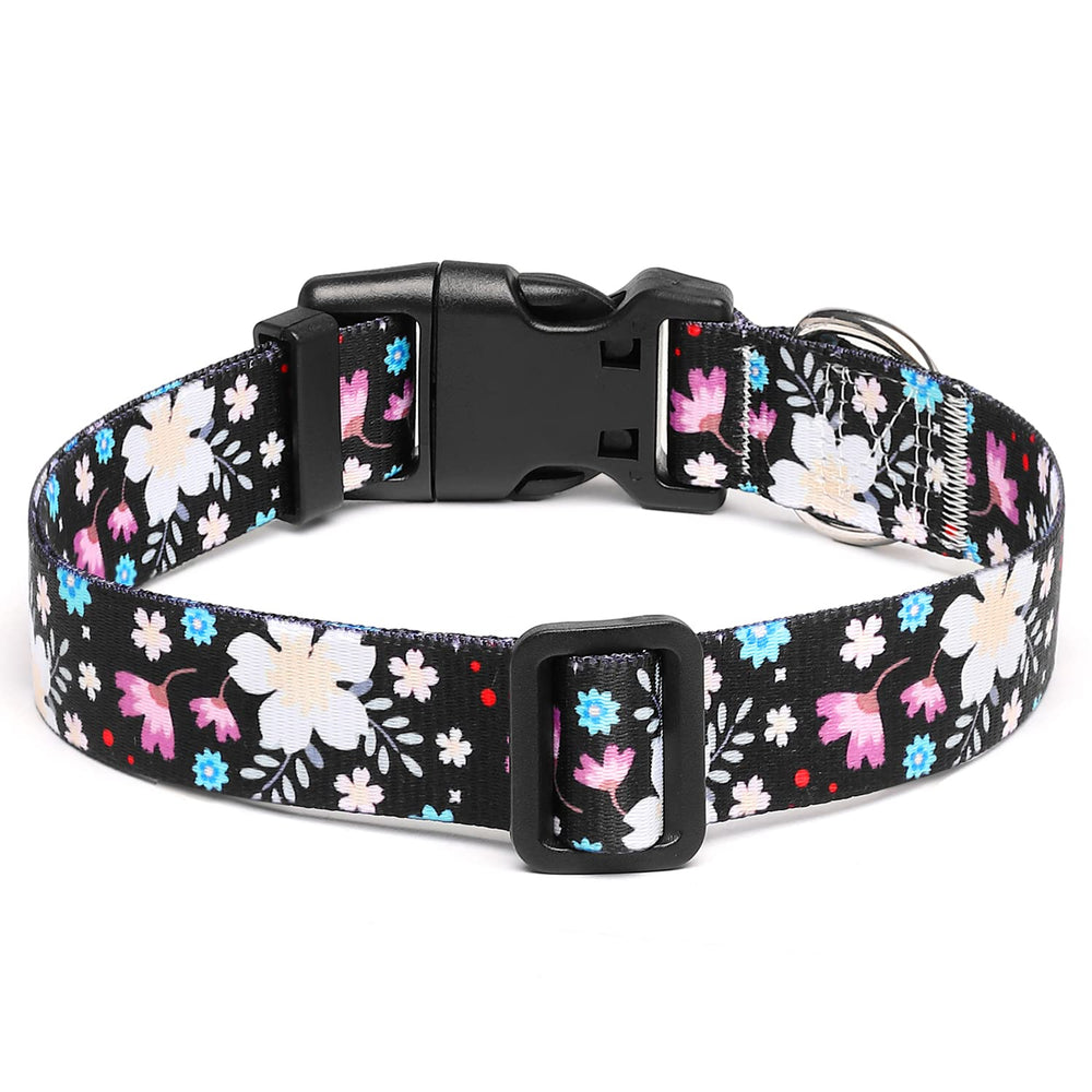 Collar Mercano ajustable de nylon ligero para perros activos con cierre seguro.
