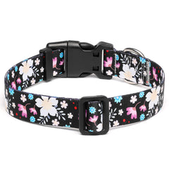Collar Mercano ajustable de nylon ligero para perros activos con cierre seguro.