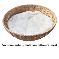 Cama de ratán tejida con cojín suave para siestas cómodas.