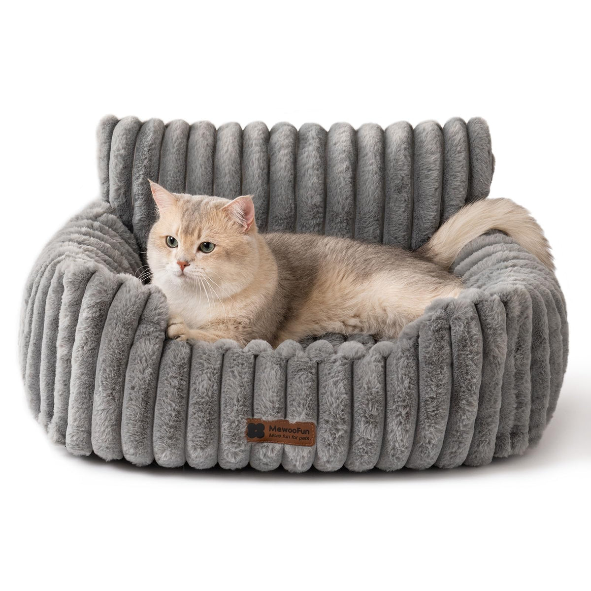 Cama MEWOOFUN para gatos de interior con bolsters altos y refugio cómodo.