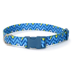 Mile High Life collar para perro con patrón de olas geométricas en azul claro, ideal para paseos.