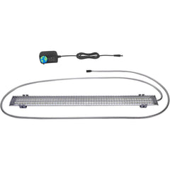 La luz HappyBird de espectro completo ilumina la jaula para un ambiente natural.