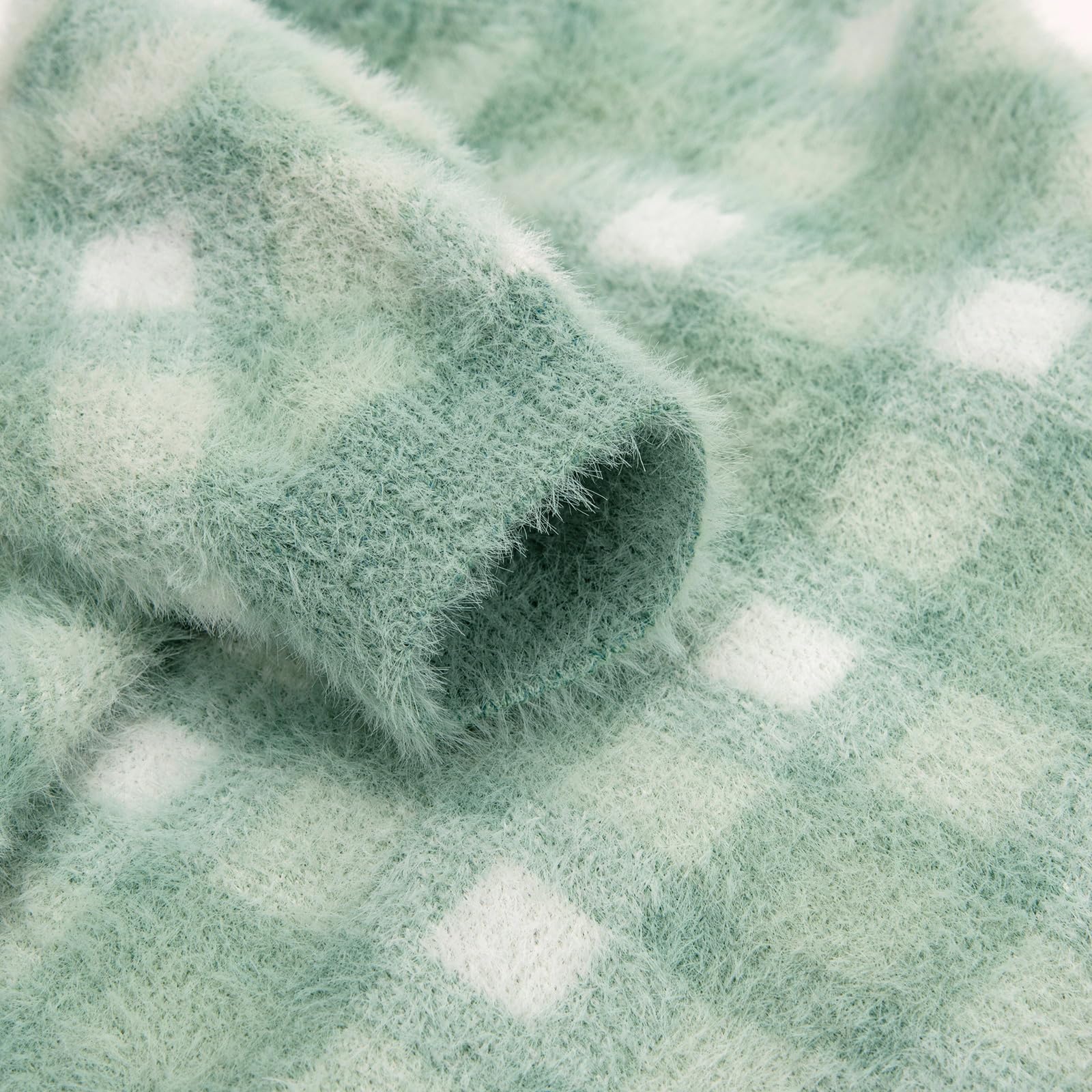 Detalle del tejido suave del suéter MOIRIG para mascotas.
