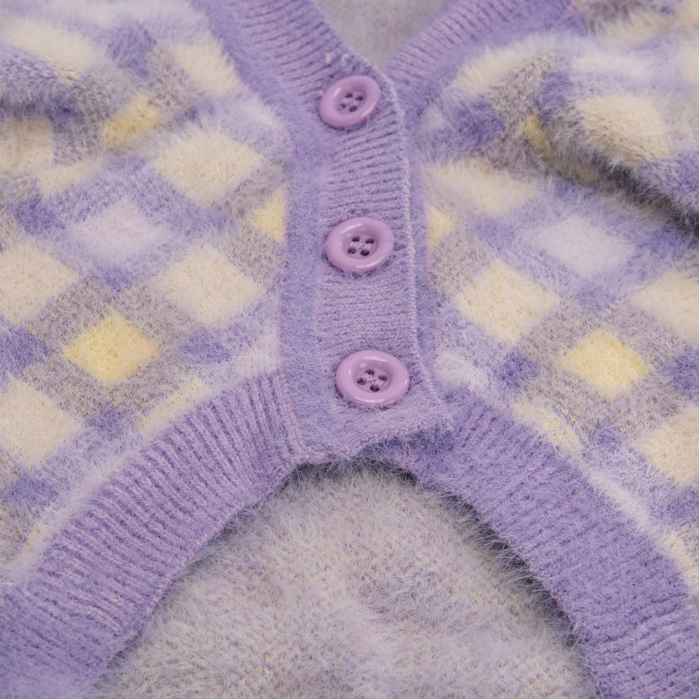 Detalle de color morado intenso en MOIRIG, añade estilo a la rutina diaria.