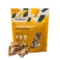 Momentum Carnivore Nutrition muestra bolsa de mollejas de pollo para gatos, snack alto en proteína.