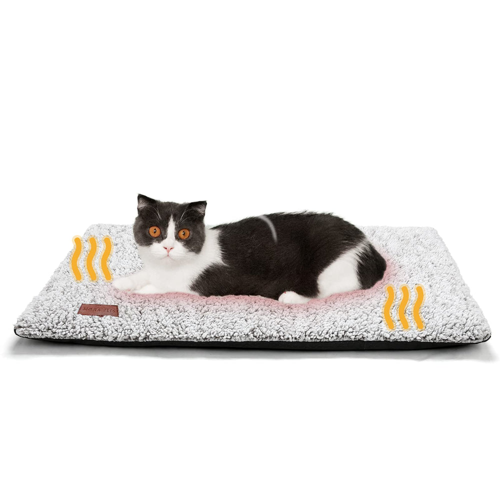 Cama auto-caliente Mora Pets para gato descansando en sofá, calor suave