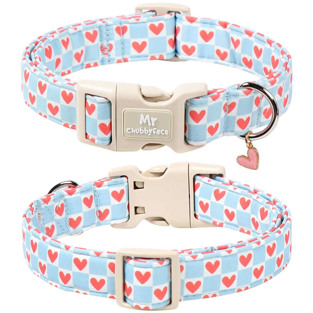 MR.CHUBBYFACE collar a cuadros azul con corazón rojo, perfecto para fotos.
