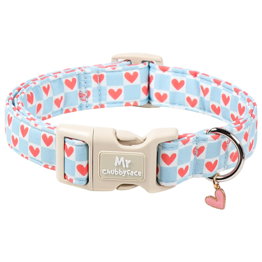 Collar MR.CHUBBYFACE para perros, azul a cuadros con corazón rojo, ideal para salir con estilo.