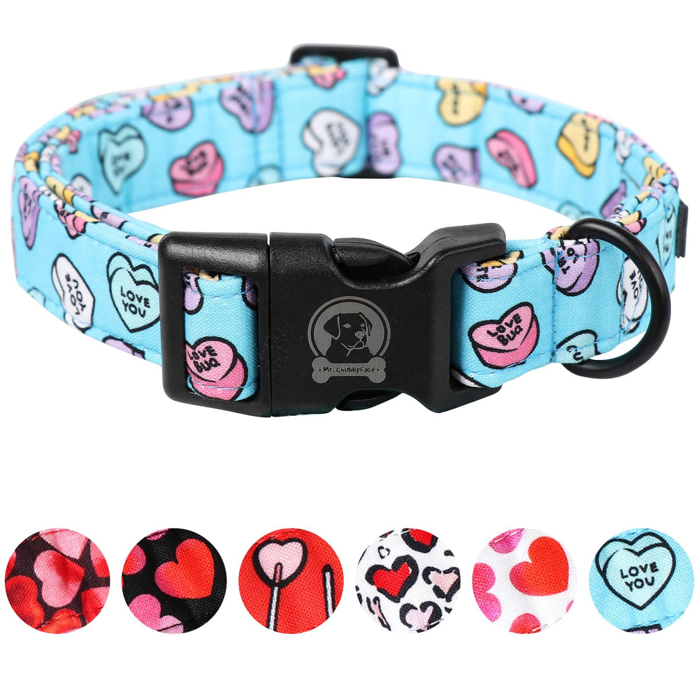 MR.CHUBBYFACE collar con corazones azul, ideal para paseos con estilo.