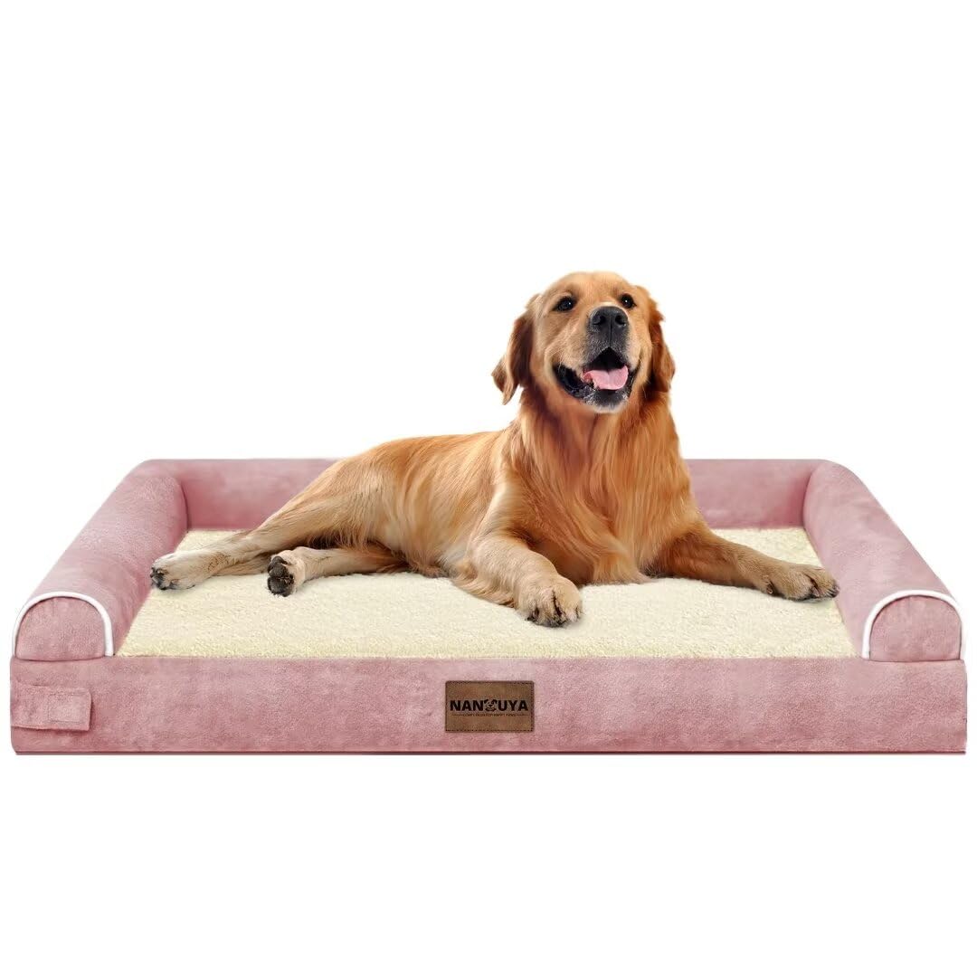 Cama NANUYA en uso, perro cómodo en la sala