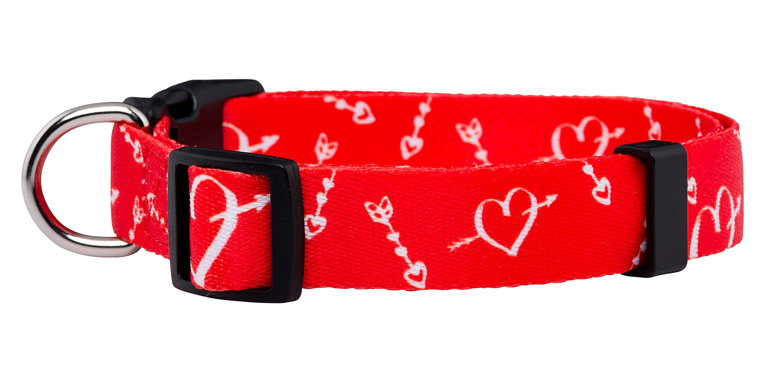 Detalle del collar con corazón rosado de Native Pup, toque tierno.