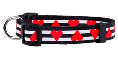 Collar Native Pup con corazones rayados, añade estilo festivo para salidas con tu mascota.