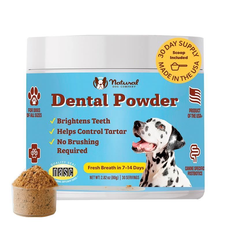 Polvo dental de Natural Dog Company espolvoreado sobre comida para aliento más fresco.