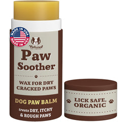 Paw Soother de Natural Dog Company aplicado en patas para hidratación profunda.