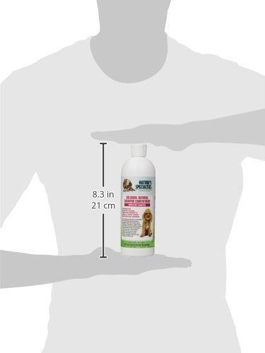 Nature's Specialties Champú avena coloidal en manos durante baño profesional para perros