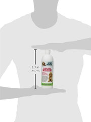 Nature's Specialties Champú avena coloidal en manos durante baño profesional para perros