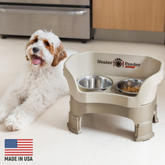 Neater Feeder Deluxe ofrece altura adecuada para perros medianos durante la comida.
