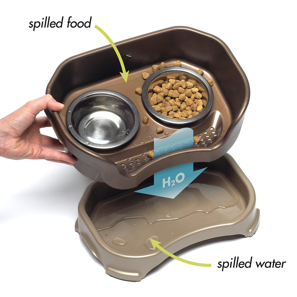 Neater Feeder Deluxe, pies antideslizantes, evitan desbordes durante la comida.