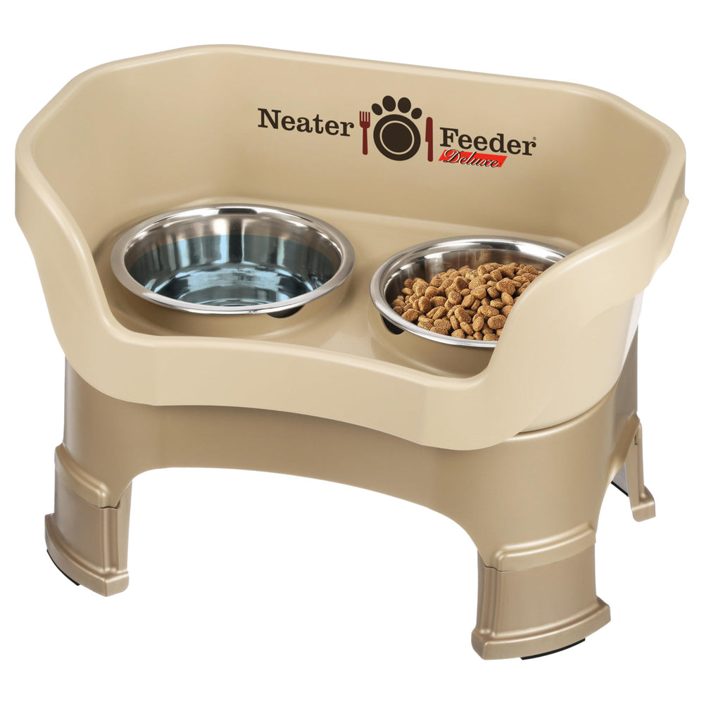 Neater Feeder Deluxe protege contra manchas durante la comida del perro.