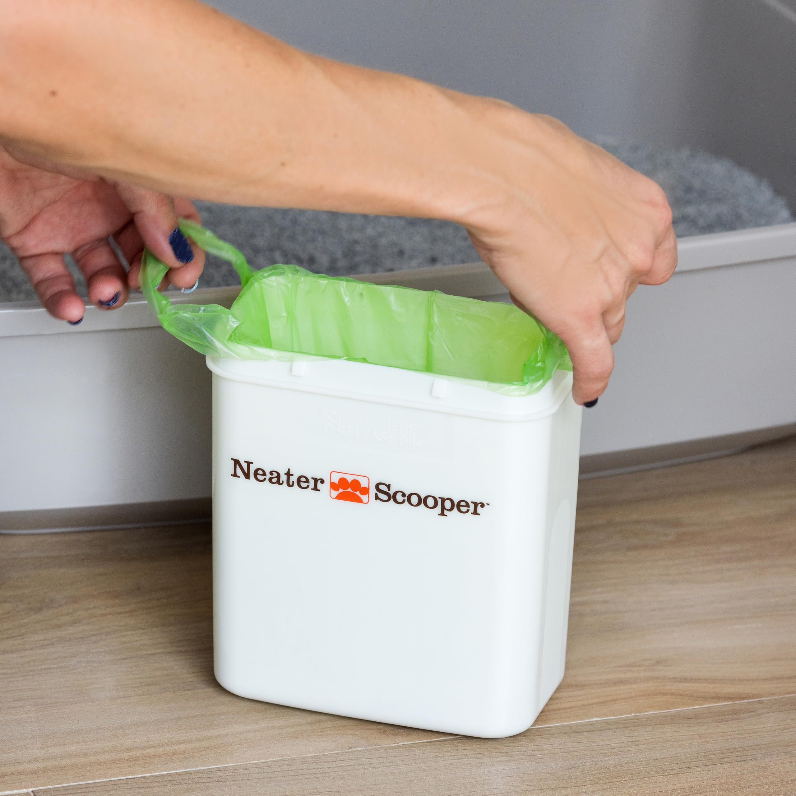 Dispensación individual Neater Scooper evita desorden al desechar.