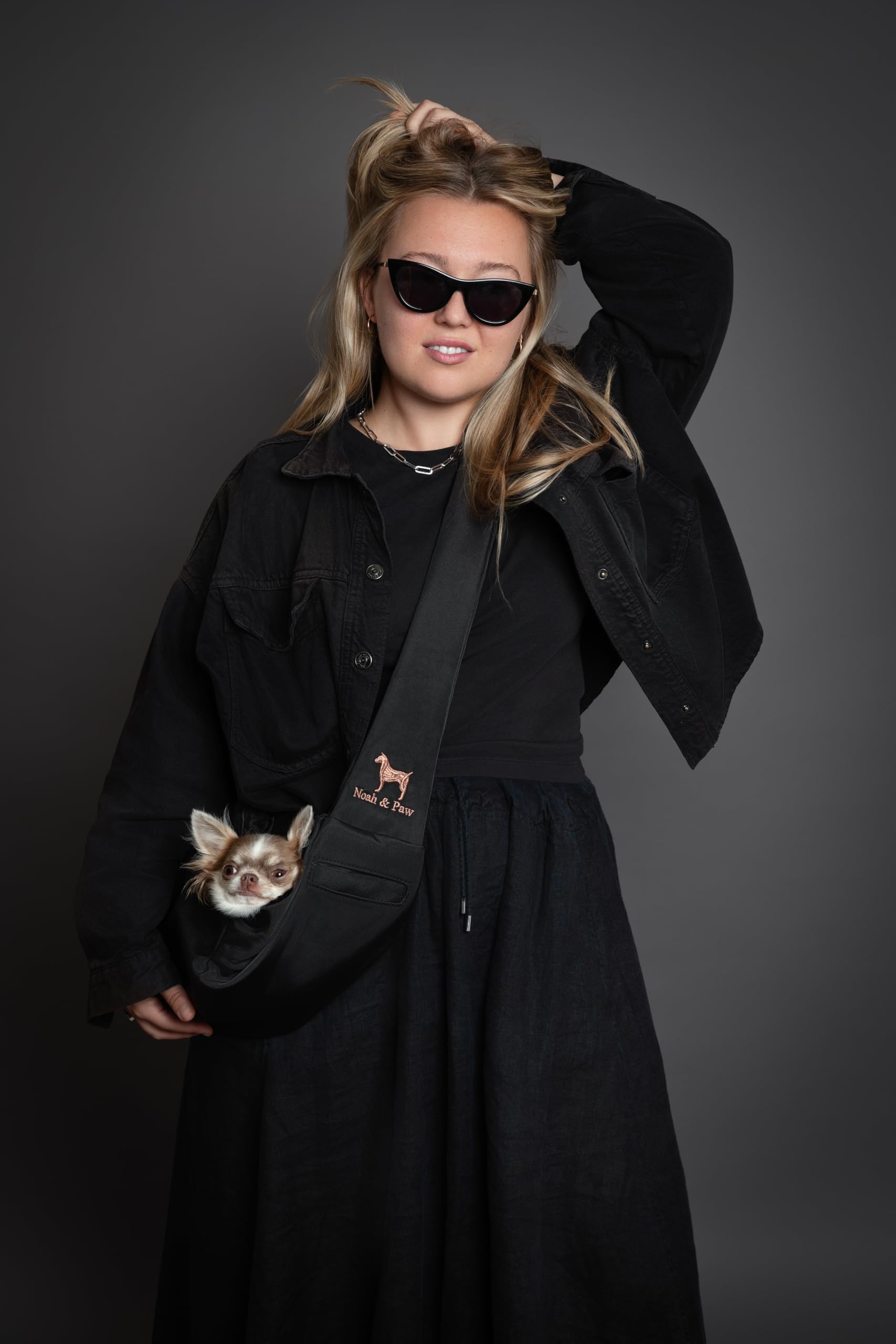 Diseño premium en twill del portador Noah & Paw para paseos elegantes.