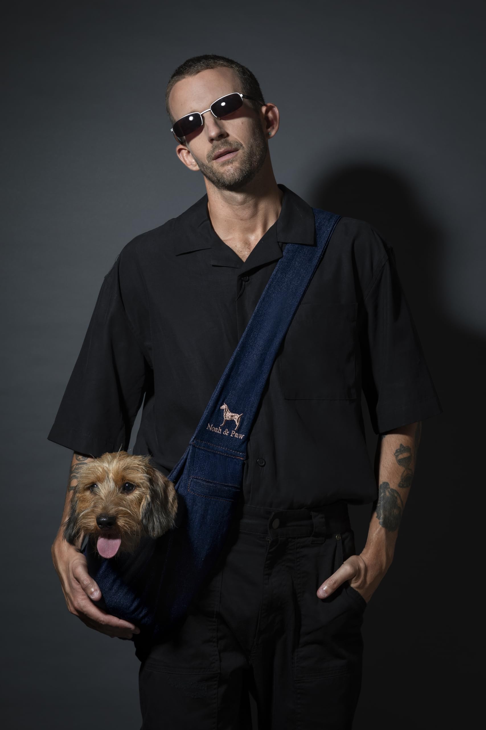 Noah & Paw sling con bolsillo magnético para llaves y teléfono